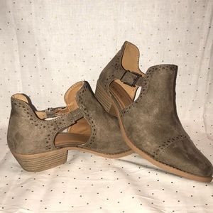 Size 9 Taupe Qupid Cutout Ankle Bootie